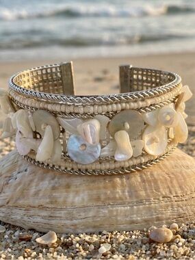 Silver mesh bangle embellished w/mother of pearl